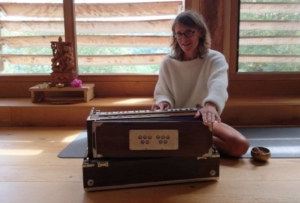 yoga-du-son-harmonium-la-rochelle