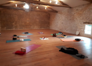 retraite yoga silence salle de pratique du dojo du plessis