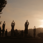 retraite yoga et ayurvéda asana au soleil levant