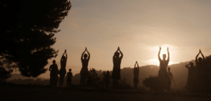 retraite yoga et ayurvéda asana au soleil levant